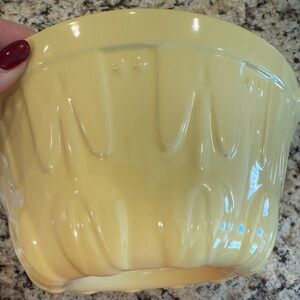 Crate & Barrel Yellow Tulips Ceramic Stoneware Cake Bread Jello Mold Bundt Pan